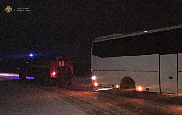 На Львівщині автобус із пасажирами потрапив у  сніговий полон 