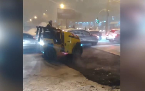 У Києві під час снігопаду укладали асфальт