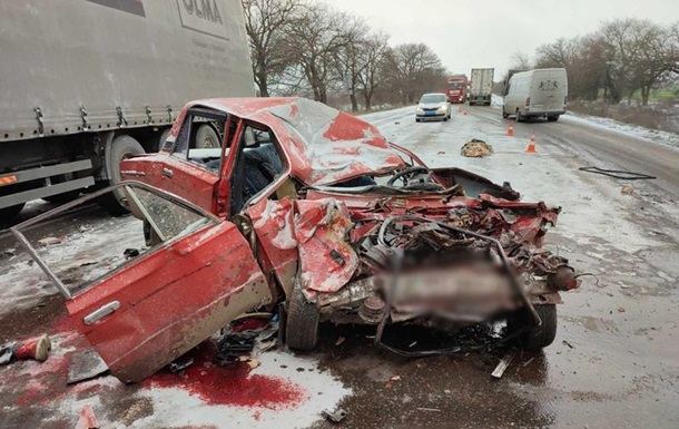 Під Миколаєвом авто залетіло під фуру, дві жертви. Фото 18+