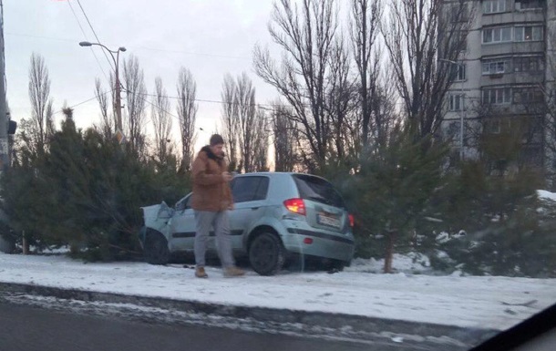 В Киеве автомобиль врезался в елочный базар