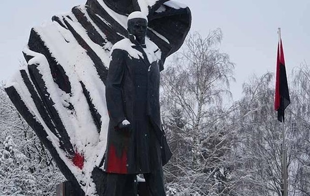 У Тернополі пам ятник Бандері взяли під охорону