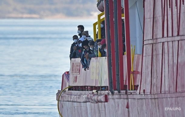 Біля Греції перекинувся човен з мігрантами