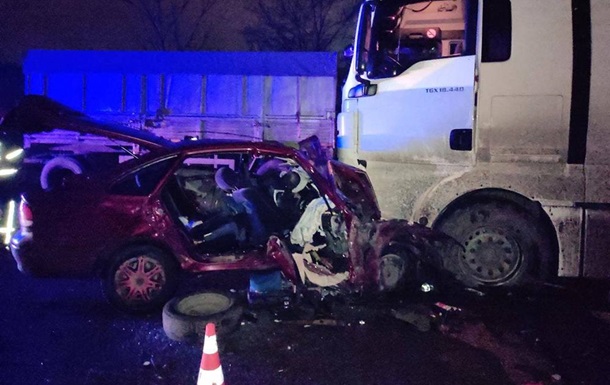 У Миколаєві двоє людей загинули в ДТП із вантажівкою