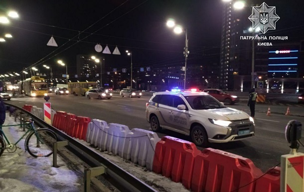 У Києві перекривали міст Патона: шукали вибухівку