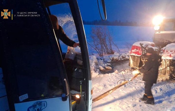 На Львівщині рятувальники витягли з заметів два пасажирські автобуси