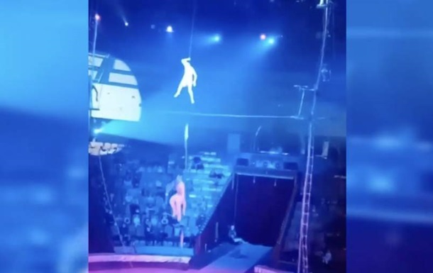 Падіння канатоходця з висоти у цирку потрапило на відео. 18+