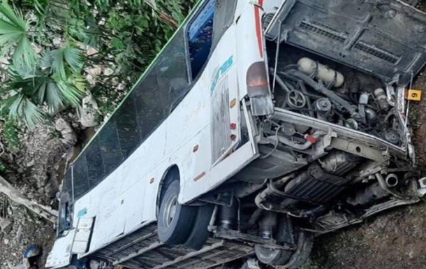 У Колумбії автобус з людьми впав з кручі, сім жертв