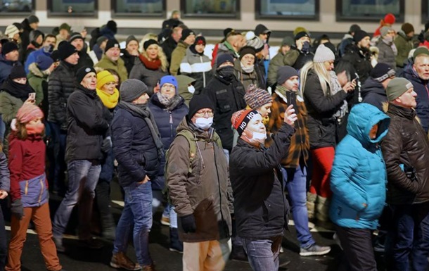 Десятки тисяч людей в Німеччині протестували проти COVID-обмежень 