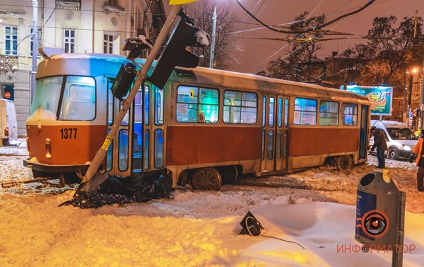 В Днепре трамвай переехал женщину и снес светофор