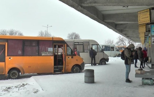 На Полтавщині снігопад заблокував рух рейсових автобусів