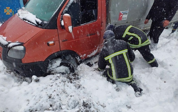 Дороги України скували снігопади