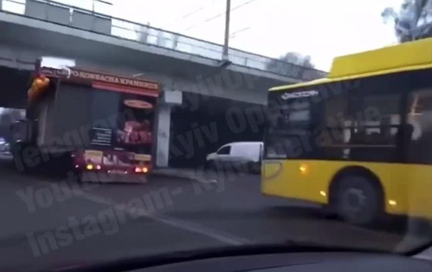 В Киеве грузовик с МАФ застрял под мостом