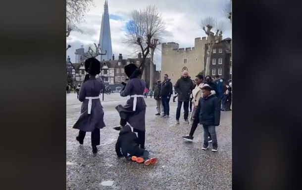 У Лондоні королівська варта збила дитину з ніг