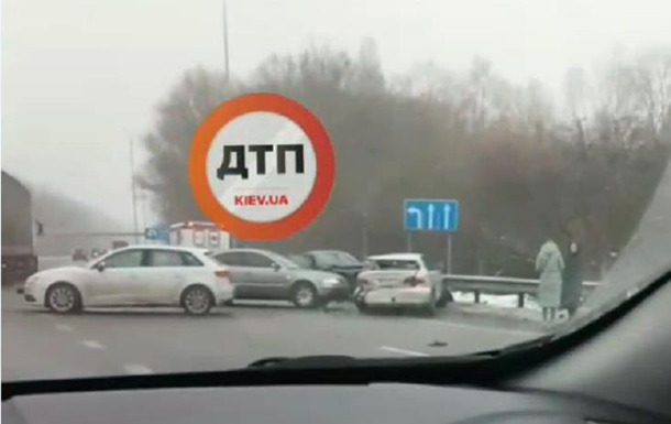 Під Києвом сталася ДТП за участю чотирьох авто, є постраждалі