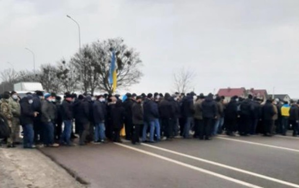 На Львівщині півсотні людей перекрили трасу Київ-Чоп