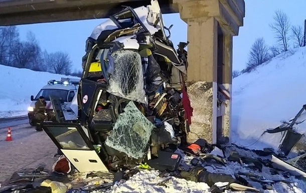 У Росії автобус влетів в опору мосту: п ять жертв
