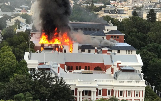 Будівля парламенту ПАР спалахнула в Кейптауні