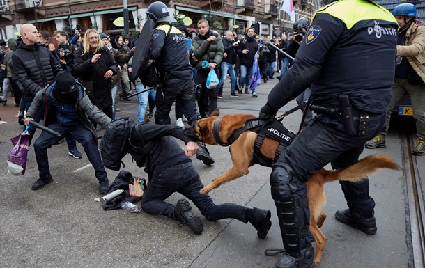 Розгін протесту в Амстердамі: копи спустили собак