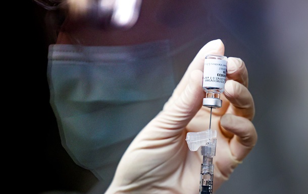 МОЗ обіцяє третю дозу вакцини всім охочим