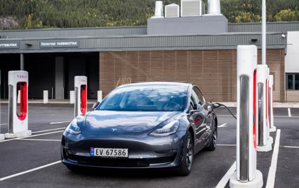 Tesla продала за рік рекордну кількість електромобілів