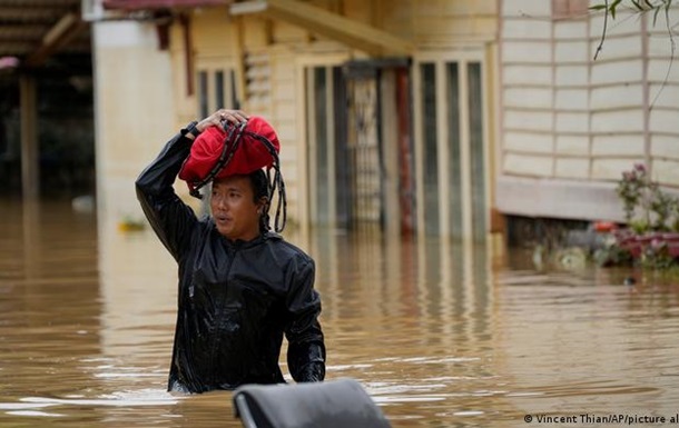 Малайзія потерпає від повені: десятки загиблих та тисячі евакуйованих