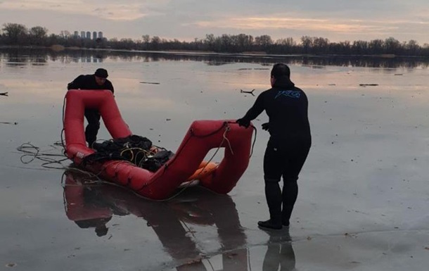 У Києві з-під льоду дістали тіло чоловіка