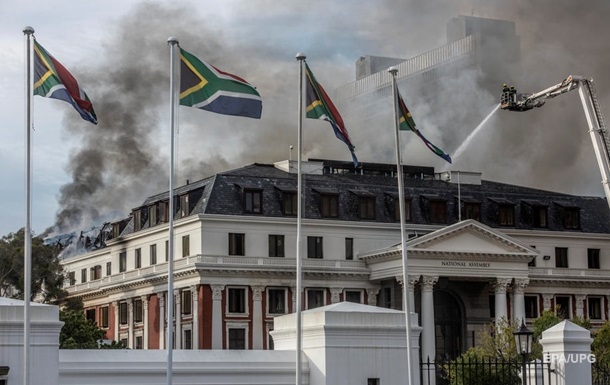 У будівлі парламенту ПАР знову пожежа