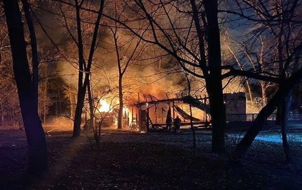 У Києві згоріла будівля на Трухановому острові