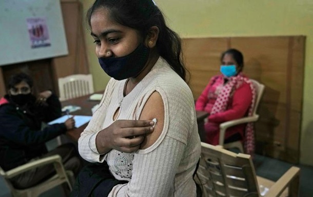 Індія почала вакцинацію підлітків від COVID-19 на тлі сплеску інфікувань
