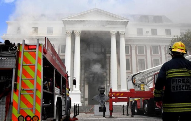 Пожежа серйозно пошкодила комплекс будівель парламенту ПАР
