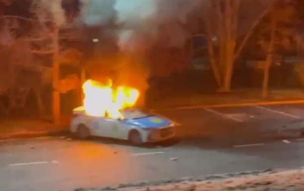 В Алмати учасники протесту палять поліцейські авто