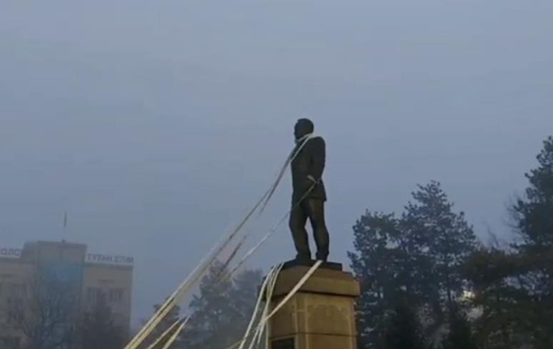 В Казахстане снесли памятник Назарбаеву