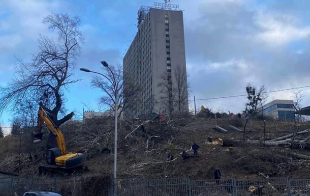 Біля Палацу спорту у Києві вирубали дерева під забудову