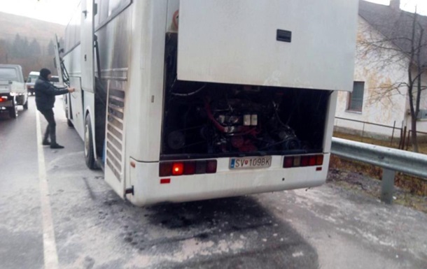 На Закарпатті спалахнув туристичний автобус з людьми