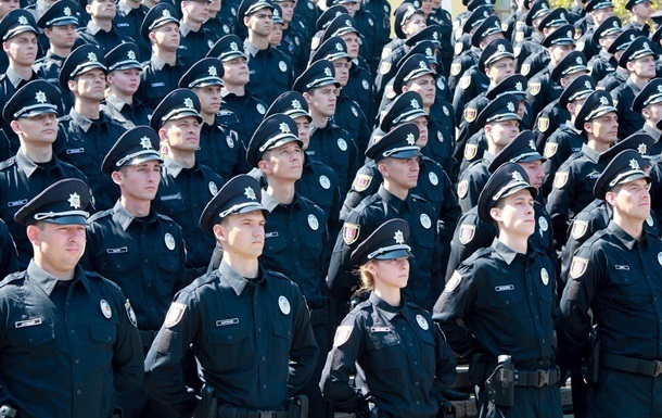 Українським поліцейським підвищать зарплату