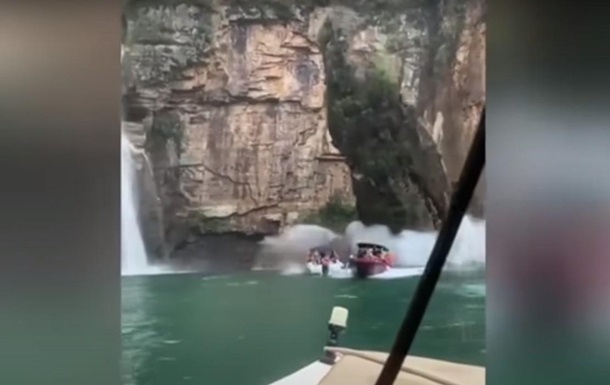 У Бразилії скеля впала на катери з туристами