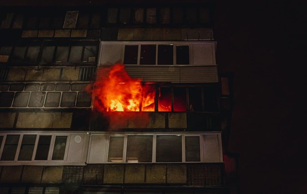 Випав із палаючої квартири: у Києві під час пожежі загинув чоловік