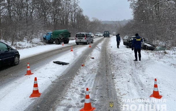 На Вінниччині легковик зіткнувся з вантажівкою, троє загиблих