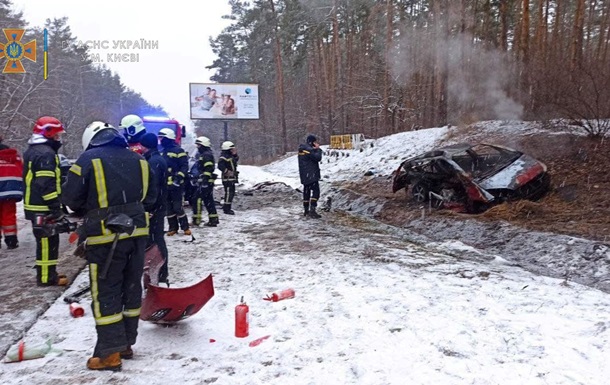 У Києві на дорозі згоріло авто: загинув чоловік, постраждала дитина