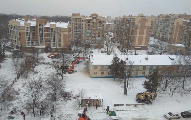 В Киеве сносят общежитие с жильцами