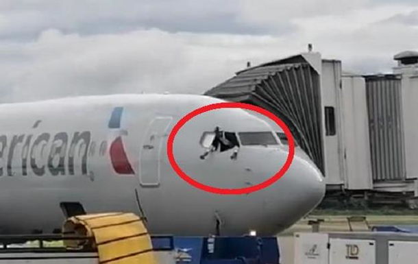 У Гондурасі пасажир увірвався до кабіни літака