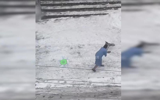 В Киеве женщина шваброй  мыла  снег