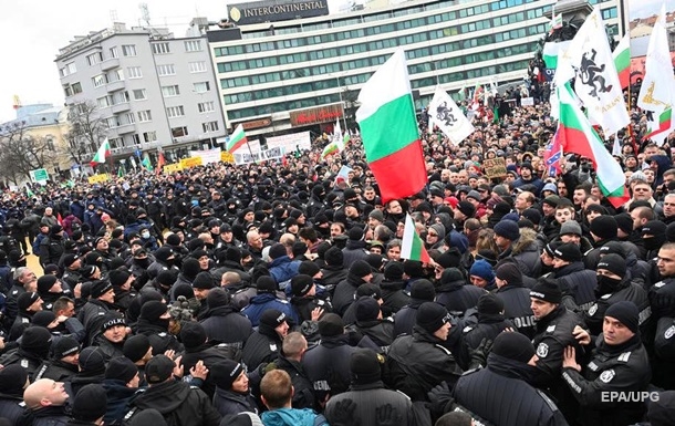 У Болгарії антивакцинатори прорвали оточення поліції біля парламенту