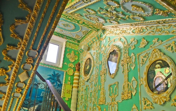 В Киеве подъезд дома превратили в  Версаль 