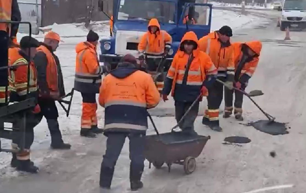 У Києві робили ямковий ремонт у сніжну погоду