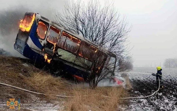 Под Днепром после ДТП загорелись авто и рейсовый автобус, есть погибший