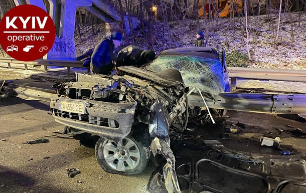 Погибший и оторванные конечности: в Киеве BMW влетел в отбойник