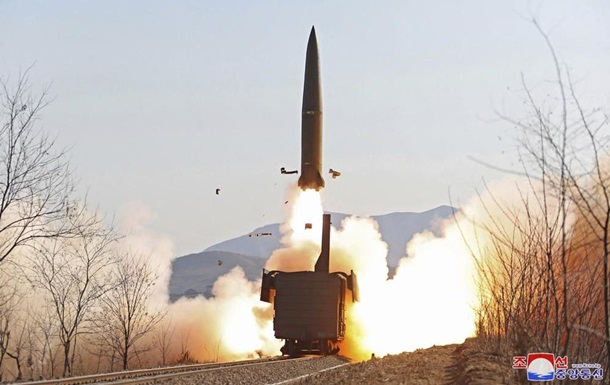 Північна Корея запустила ракети з поїзда