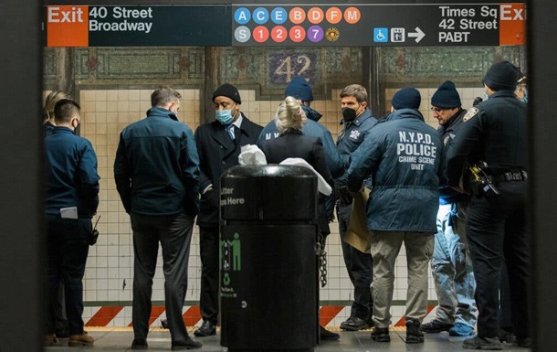 В метро Нью-Йорка столкнули под поезд женщину