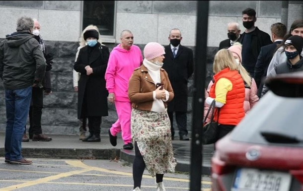 Шинейд О Коннор пришла на кремацию сына в розовом костюме 
